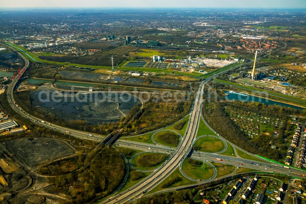 Essen from the bird's eye view: Traffic flow at the intersection- motorway A 42 Kreuz Essen-Nord in Essen in the state North Rhine-Westphalia, Germany