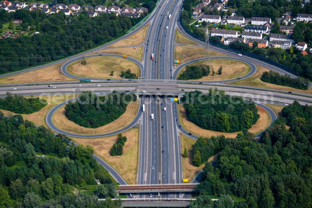 Aerial photograph Essen - Traffic flow at the intersection- motorway A 42 Kreuz Essen-Nord in Essen in the state North Rhine-Westphalia, Germany