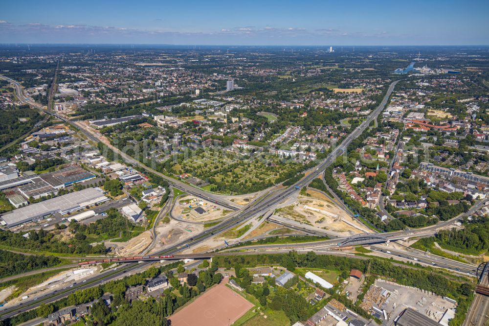 Herne from the bird's eye view: Traffic flow at the intersection- motorway A 42 A43 a??Kreuz Hernea?? in Herne in the state North Rhine-Westphalia, Germany