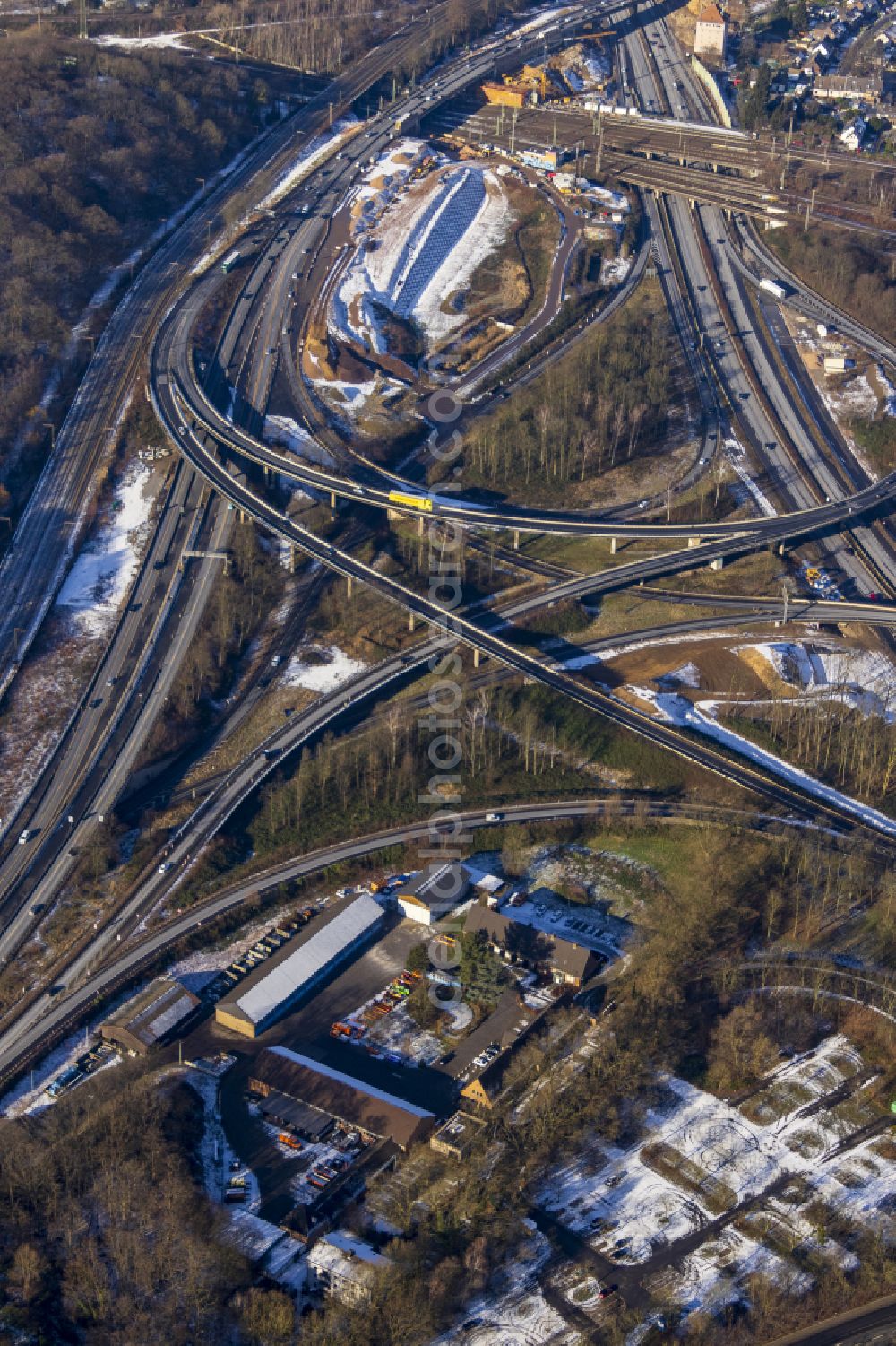 Duisburg from above - Traffic routing at the motorway junction of the BAB A40 - 3 Kreuz Kaiserberg on the street Werthacker in the district of Duissern in Duisburg in the Ruhr area in the federal state of North Rhine-Westphalia, Germany