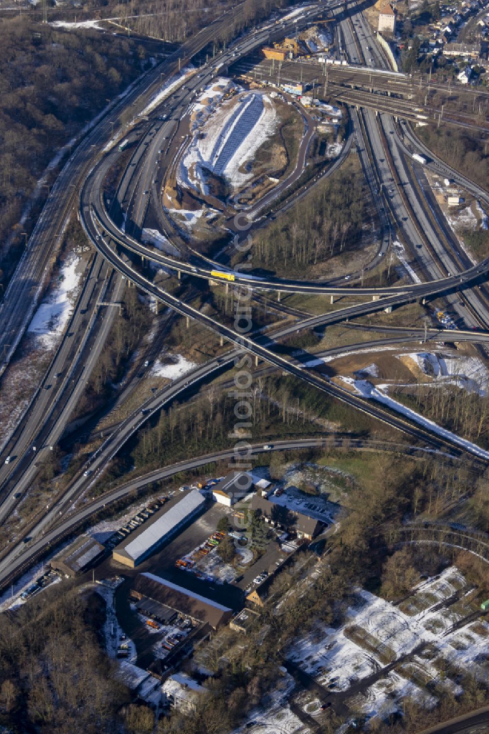 Duisburg from the bird's eye view: Traffic routing at the motorway junction of the BAB A40 - 3 Kreuz Kaiserberg on the street Werthacker in the district of Duissern in Duisburg in the Ruhr area in the federal state of North Rhine-Westphalia, Germany