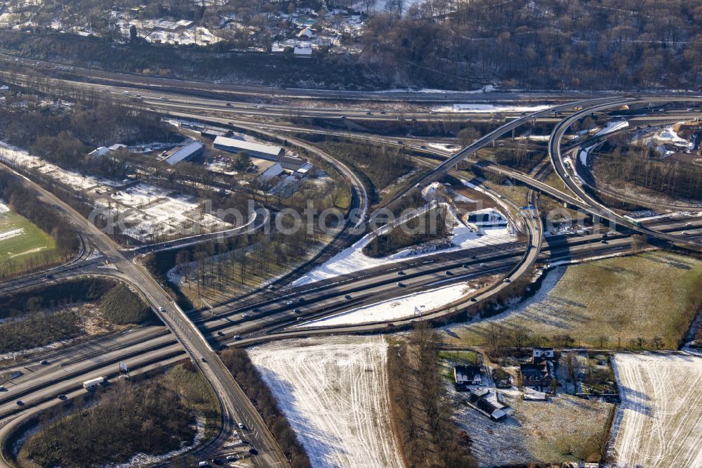 Duisburg from above - Traffic routing at the motorway junction of the BAB A40 - 3 Kreuz Kaiserberg on the street Werthacker in the district of Duissern in Duisburg in the Ruhr area in the federal state of North Rhine-Westphalia, Germany