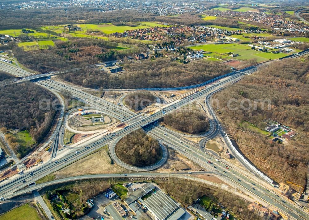 Recklinghausen from the bird's eye view: Traffic flow at the intersection- motorway A 2 A45 Kreuz Recklinghausen in the district Stuckenbusch in Recklinghausen in the state North Rhine-Westphalia