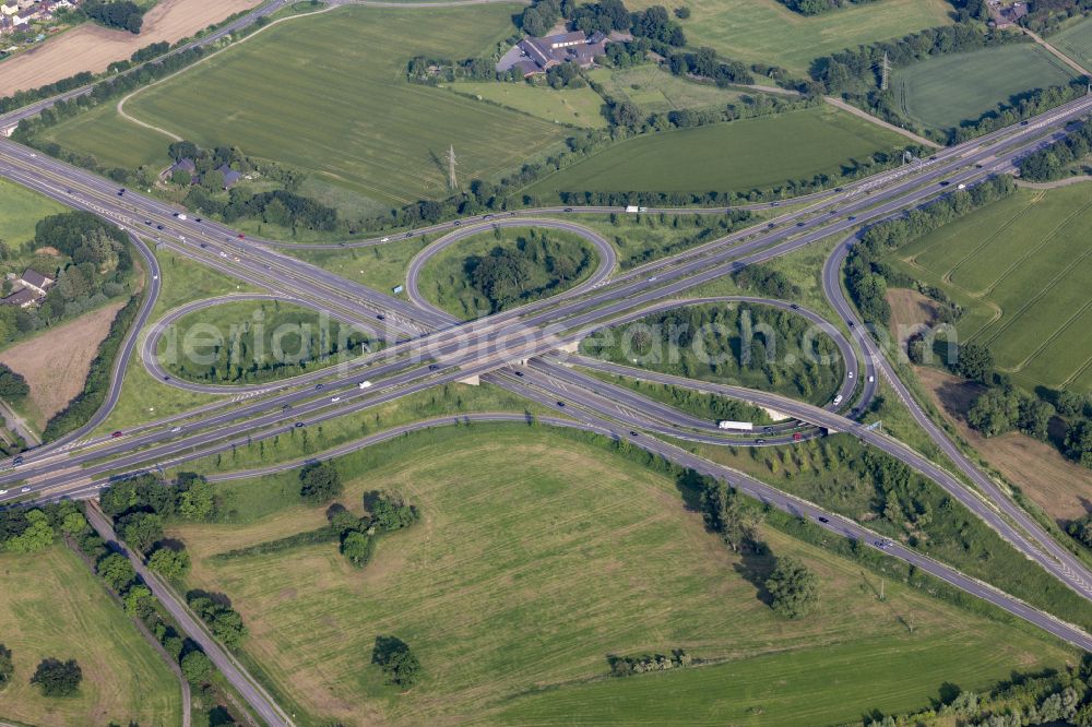 Aerial photograph Moers - Traffic management at the motorway junction of the BAB A57 A42 Kreuz Rheinbeg in Rheinberg in the federal state of North Rhine-Westphalia, Germany