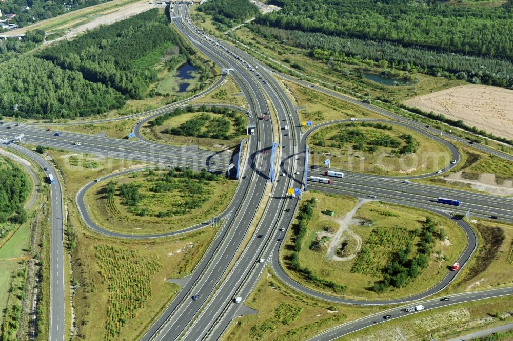 Markkleeberg from above - Traffic flow at the intersection- motorway Leipzig-Sued of BAB A38 to federal state street B2 in Markkleeberg in the state Saxony