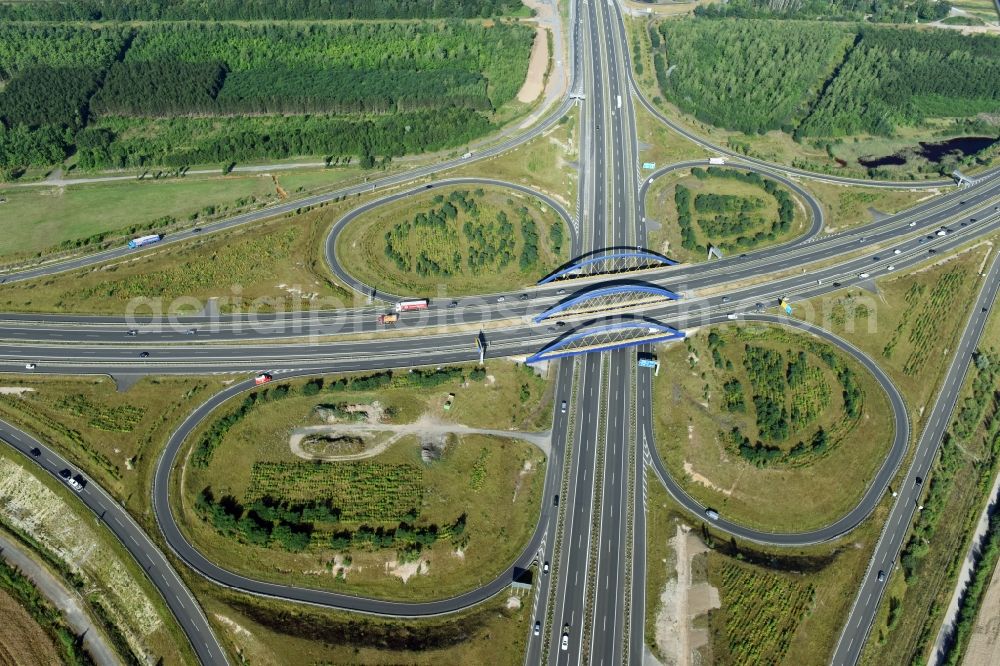 Markkleeberg from the bird's eye view: Traffic flow at the intersection- motorway Leipzig-Sued of BAB A38 to federal state street B2 in Markkleeberg in the state Saxony