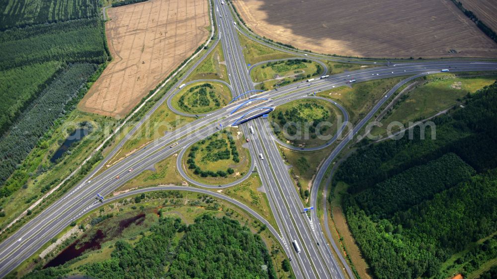 Aerial photograph Markkleeberg - Traffic flow at the intersection- motorway Leipzig-Sued of BAB A38 to federal state street B2 in Markkleeberg in the state Saxony