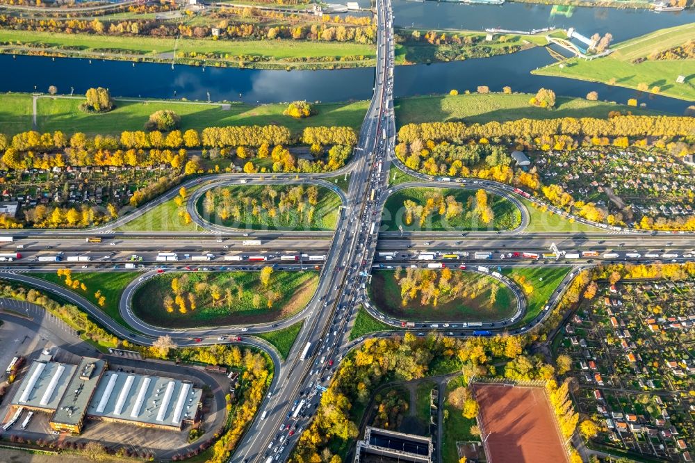 Aerial photograph Duisburg - Traffic flow at the intersection- motorway A 40 A59 in the district Duisburg Mitte in Duisburg in the state North Rhine-Westphalia, Germany