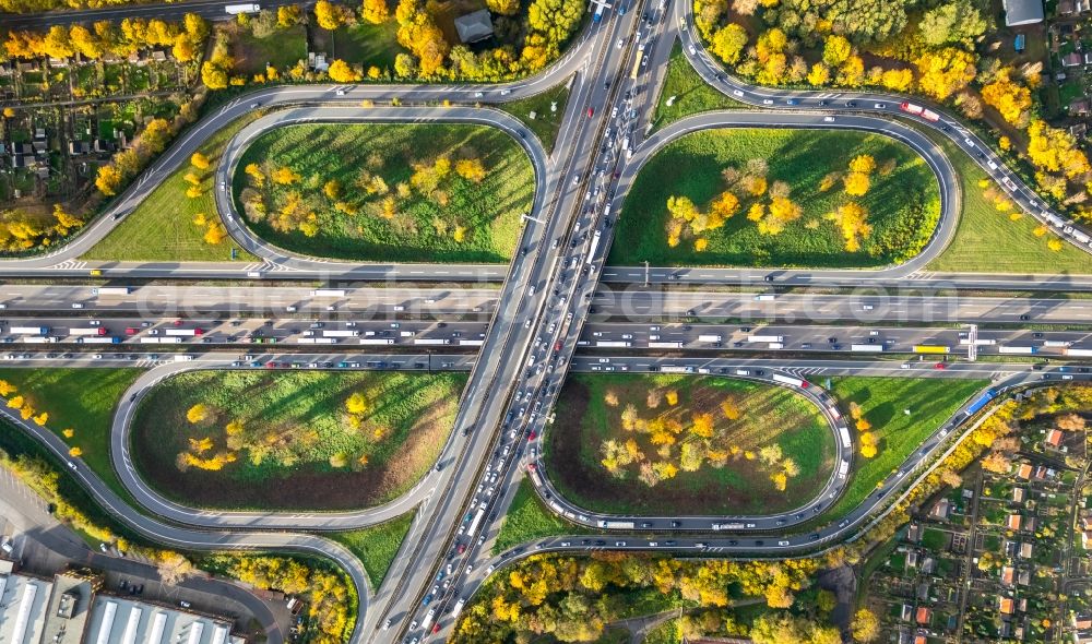 Duisburg from the bird's eye view: Traffic flow at the intersection- motorway A 40 A59 in the district Duisburg Mitte in Duisburg in the state North Rhine-Westphalia, Germany