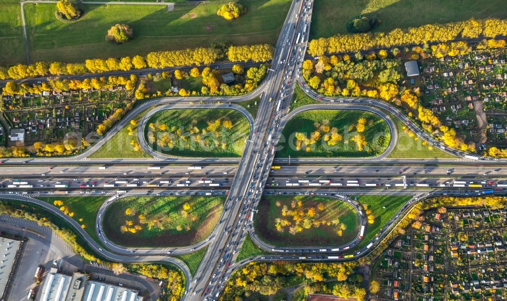 Aerial image Duisburg - Traffic flow at the intersection- motorway A 40 A59 in the district Duisburg Mitte in Duisburg in the state North Rhine-Westphalia, Germany