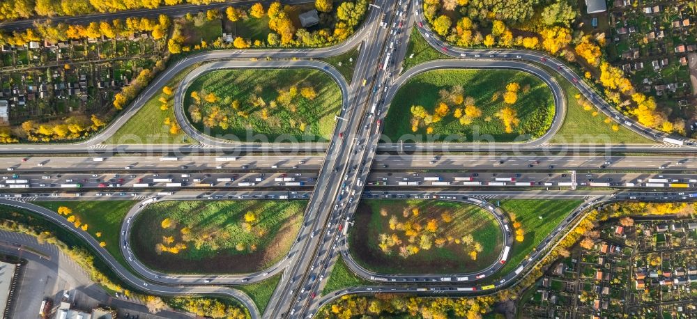 Aerial photograph Duisburg - Traffic flow at the intersection- motorway A 40 A59 in the district Duisburg Mitte in Duisburg in the state North Rhine-Westphalia, Germany