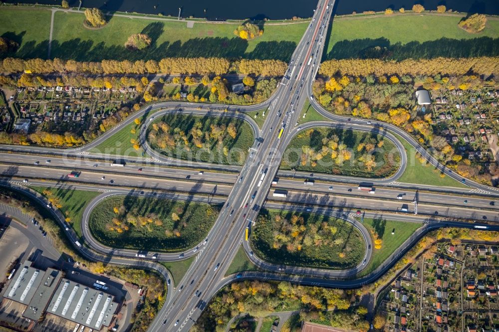 Aerial photograph Duisburg - Traffic flow at the intersection- motorway A 40 A59 in the district Duisburg Mitte in Duisburg in the state North Rhine-Westphalia, Germany