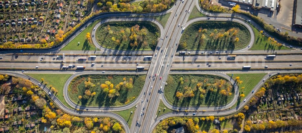 Duisburg from the bird's eye view: Traffic flow at the intersection- motorway A 40 A59 in the district Duisburg Mitte in Duisburg in the state North Rhine-Westphalia, Germany