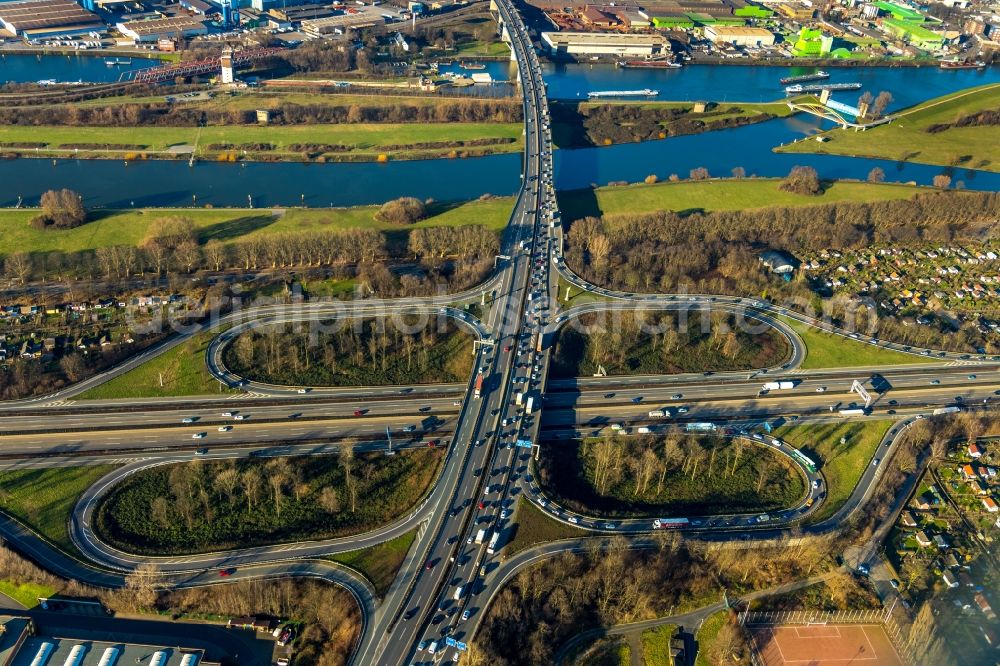 Duisburg from the bird's eye view: Traffic flow at the intersection- motorway A 40 A59 in the district Duisburg Mitte in Duisburg in the state North Rhine-Westphalia, Germany