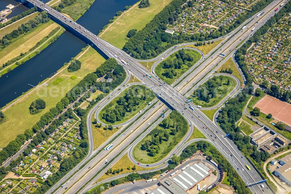 Aerial photograph Duisburg - Traffic flow at the intersection- motorway A 40 A59 in the district Duisburg Mitte in Duisburg in the state North Rhine-Westphalia, Germany