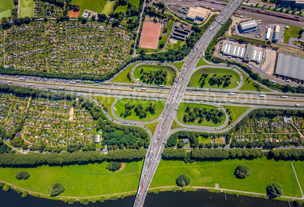 Duisburg from the bird's eye view: Traffic flow at the intersection- motorway A40 A59 in the district Duisburg Mitte in Duisburg at Ruhrgebiet in the state North Rhine-Westphalia, Germany