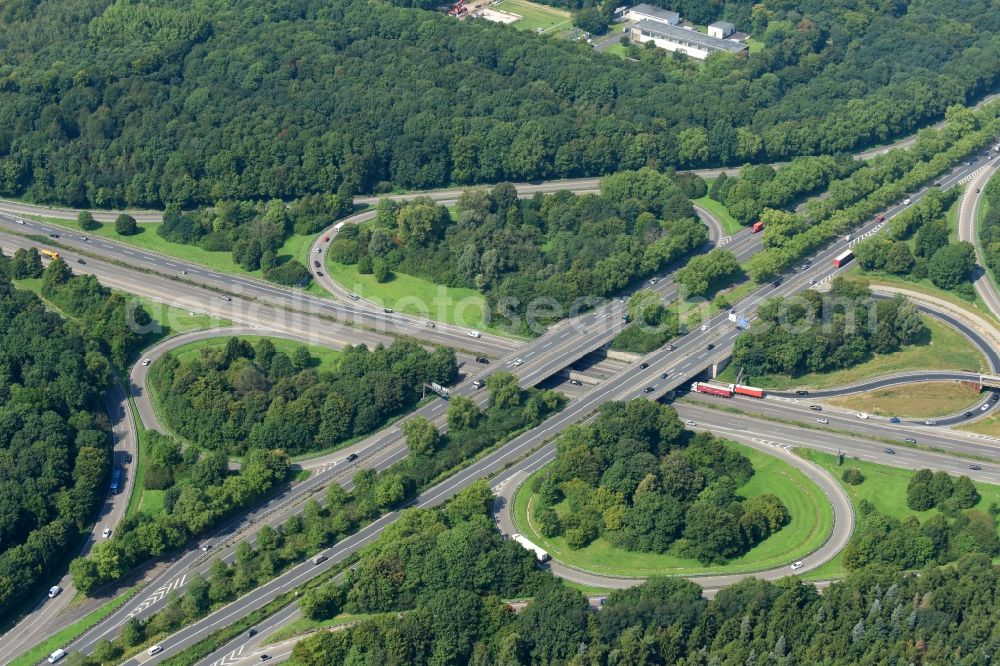 Aerial photograph Köln - Traffic flow at the intersection- motorway A 555 -A4 in the district Rodenkirchen in Cologne in the state North Rhine-Westphalia, Germany