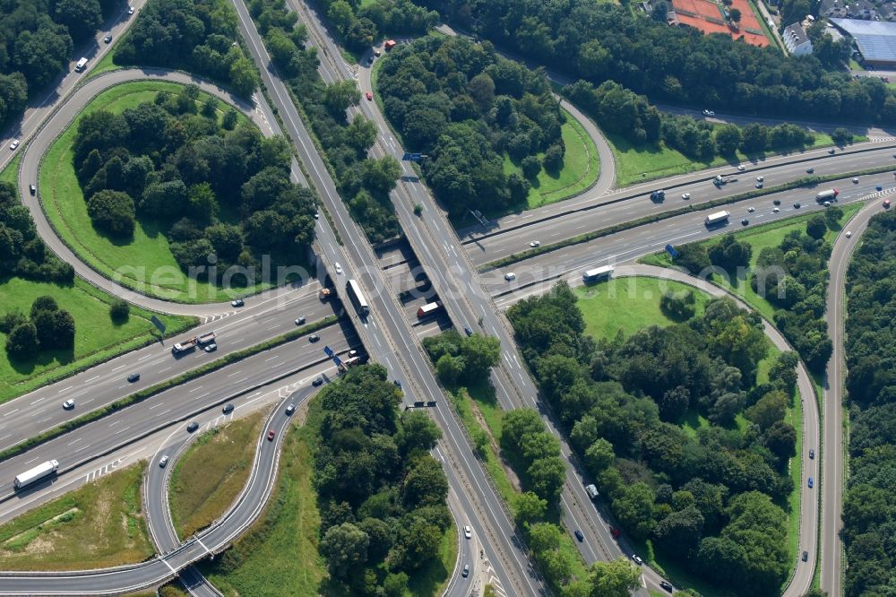 Köln from the bird's eye view: Traffic flow at the intersection- motorway A 555 -A4 in the district Rodenkirchen in Cologne in the state North Rhine-Westphalia, Germany