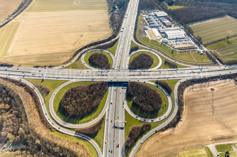 Unna from the bird's eye view: Traffic flow at the intersection- motorway A 44 Unna-Ost in Unna in the state North Rhine-Westphalia, Germany