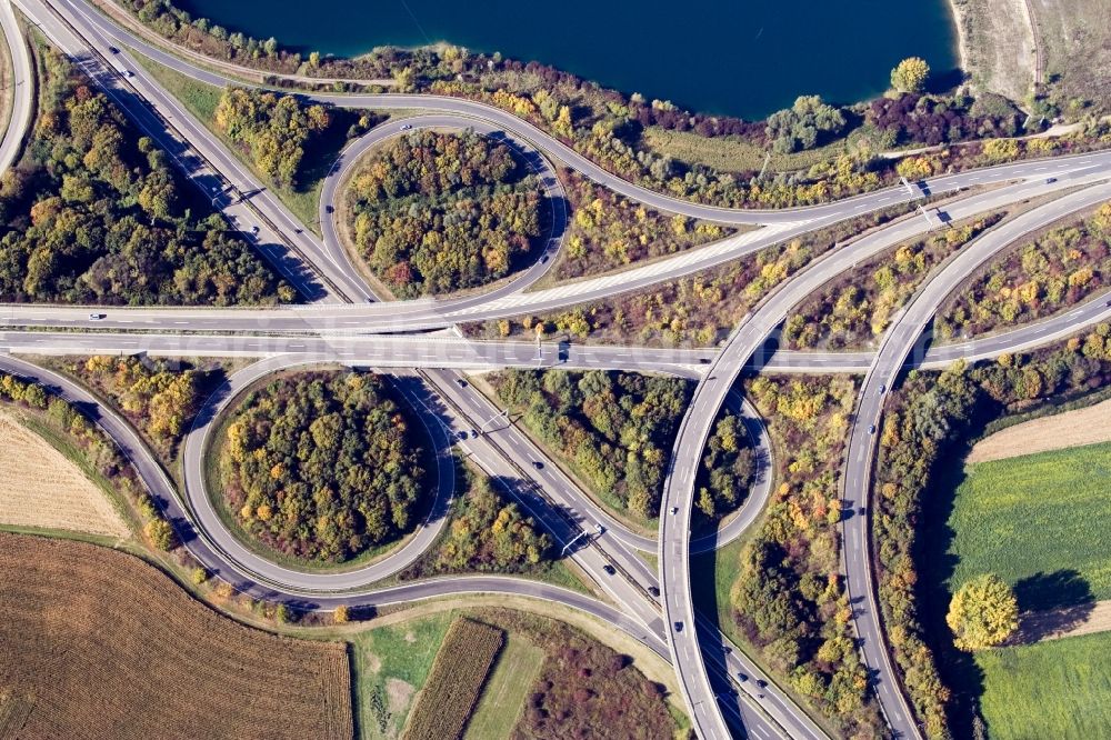 Wörth am Rhein from the bird's eye view: Traffic flow at the intersection- motorway A65 and B9 in Woerth am Rhein in the state Rhineland-Palatinate