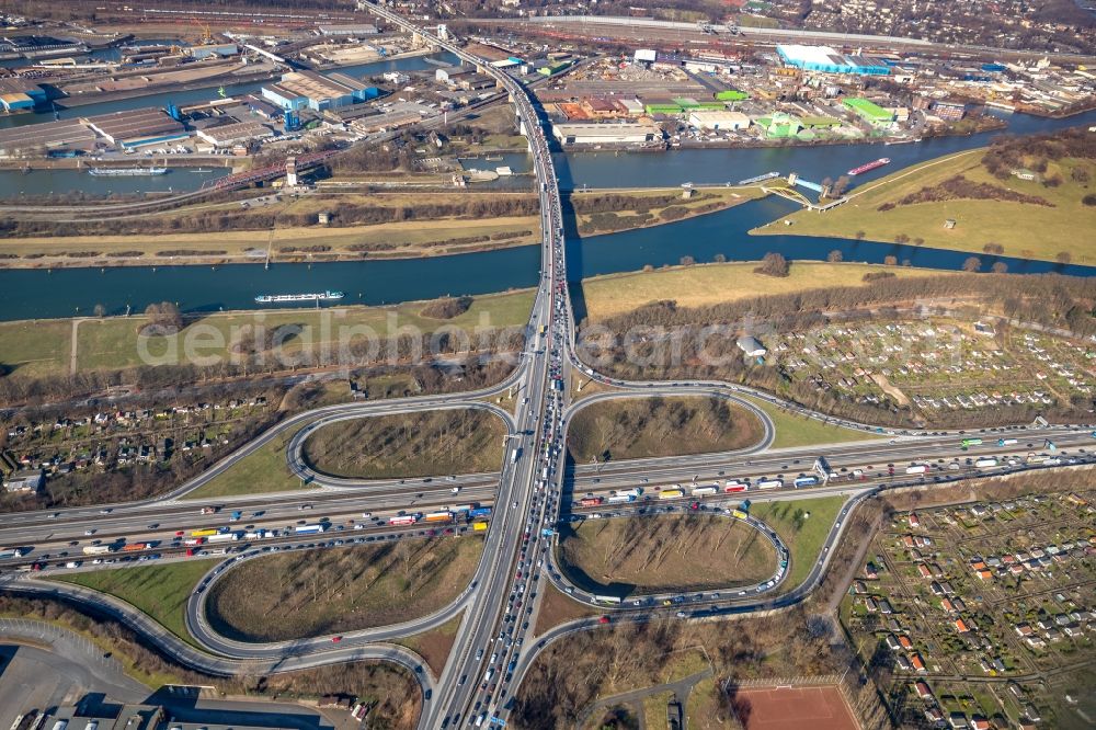 Duisburg from the bird's eye view: Traffic flow at the intersection- motorway A 40 to the A59 in Duisburg in the state North Rhine-Westphalia, Germany