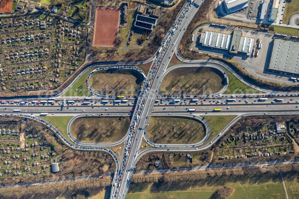 Duisburg from the bird's eye view: Traffic flow at the intersection- motorway A 40 to the A59 in Duisburg in the state North Rhine-Westphalia, Germany