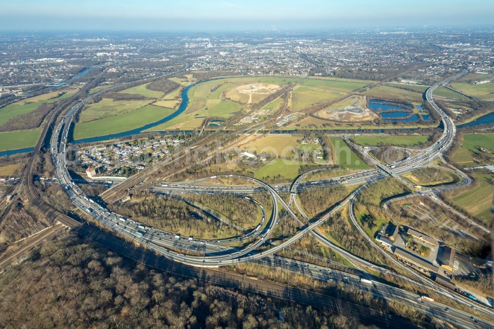 Duisburg from the bird's eye view: Traffic flow at the intersection- motorway A 40 to the A3 in Duisburg in the state North Rhine-Westphalia, Germany