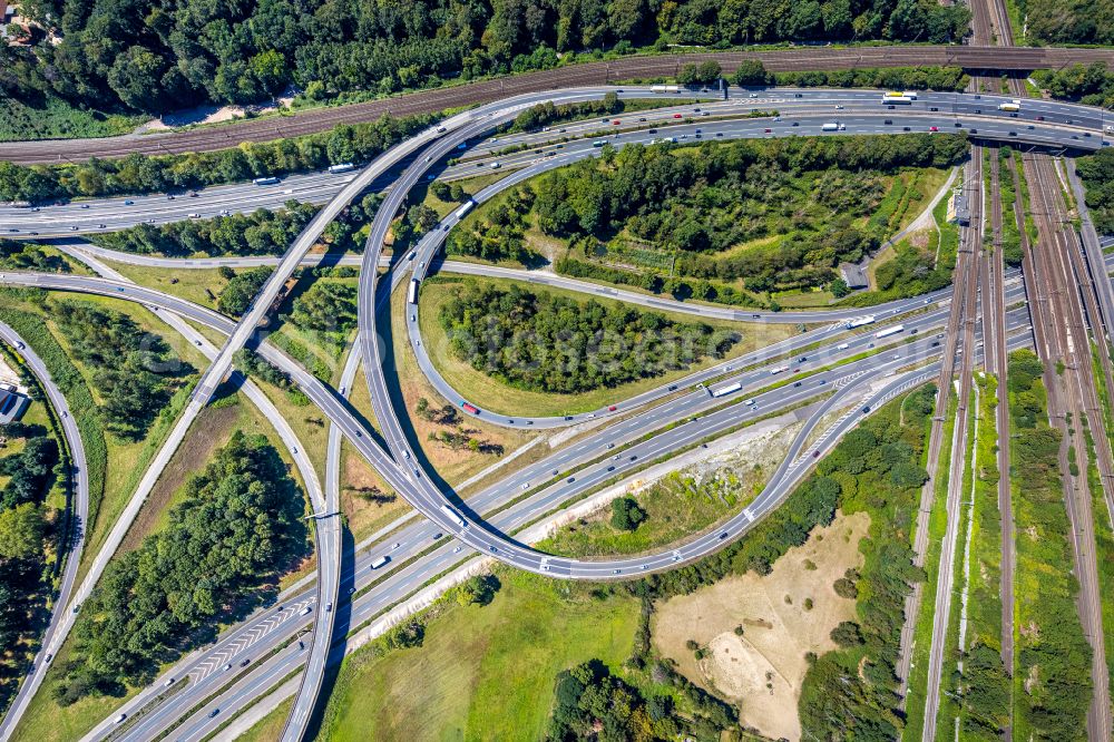 Duisburg from the bird's eye view: Traffic flow at the intersection- motorway A 40 to the A3 in Duisburg in the state North Rhine-Westphalia, Germany