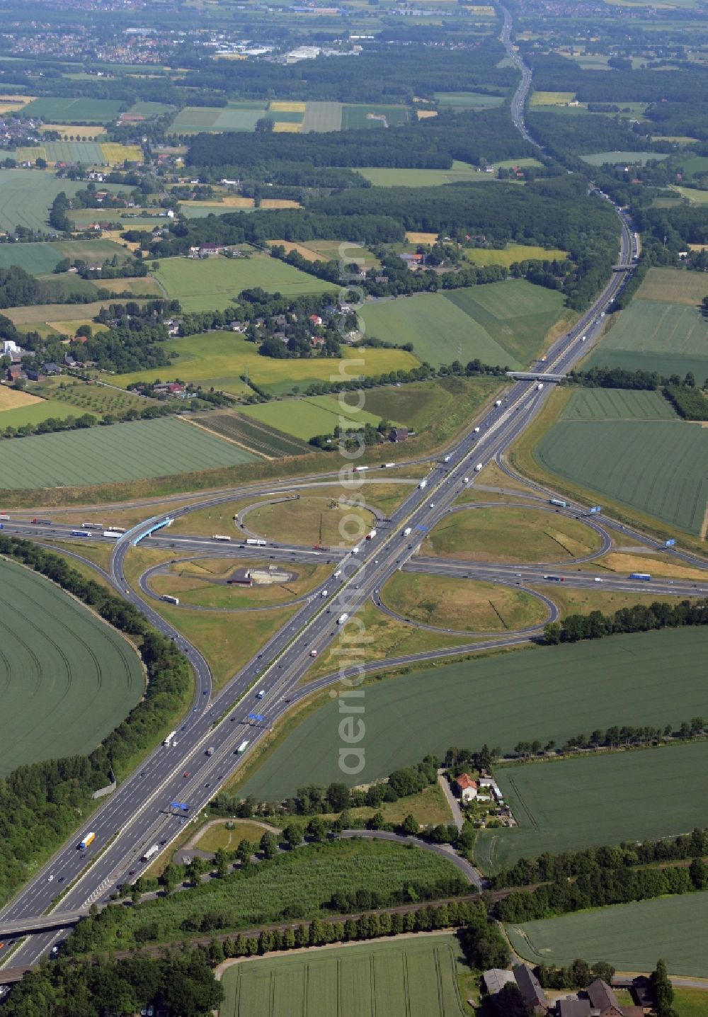 Kamen from above - Traffic flow at the intersection- motorway Kamener Kreuz near Kamen in the state North Rhine-Westphalia