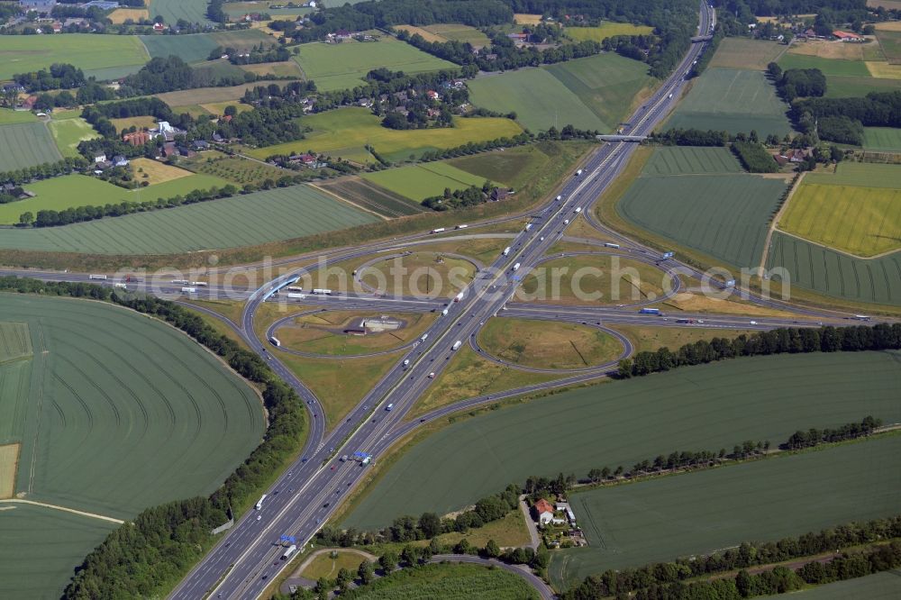 Kamen from the bird's eye view: Traffic flow at the intersection- motorway Kamener Kreuz near Kamen in the state North Rhine-Westphalia