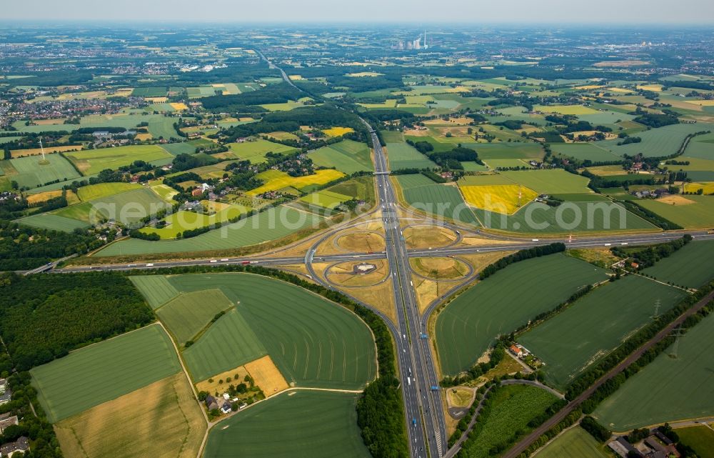 Aerial image Kamen - Traffic flow at the intersection- motorway Kamener Kreuz near Kamen in the state North Rhine-Westphalia