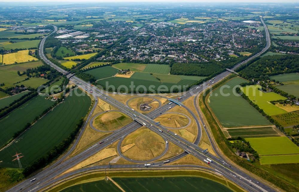 Aerial photograph Kamen - Traffic flow at the intersection- motorway Kamener Kreuz near Kamen in the state North Rhine-Westphalia