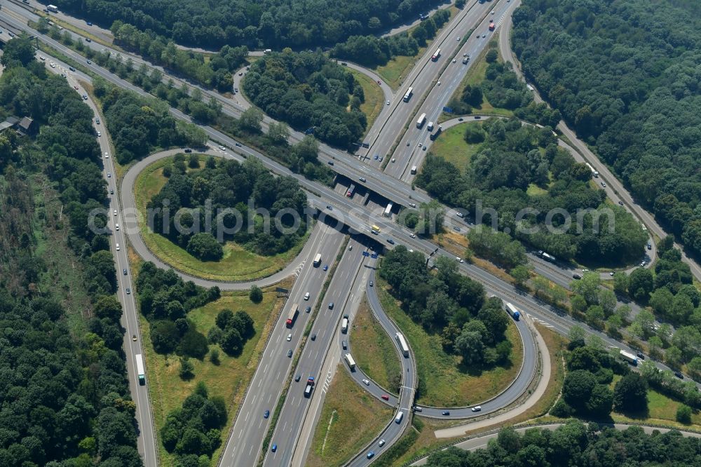 Aerial photograph Köln - Traffic flow at the intersection- motorway Cologne South A 555 - A4 in the district Rodenkirchen in Cologne in the state North Rhine-Westphalia, Germany