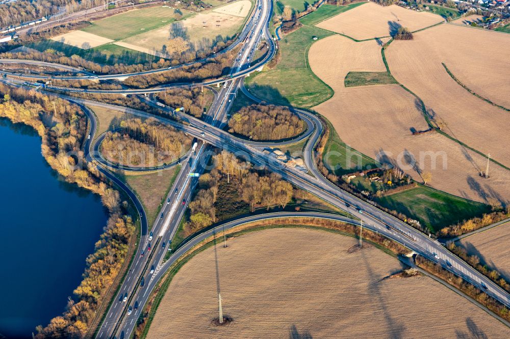 Wörth am Rhein from the bird's eye view: Traffic flow at the intersection- motorway A 65 with B9 in Woerth am Rhein in the state Rhineland-Palatinate, Germany