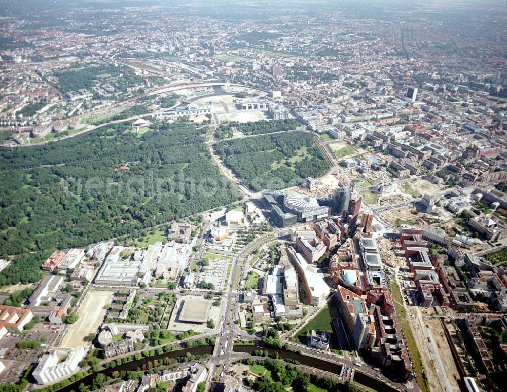 Berlin - Tiergarten from above - Verkehrsführung der DB / S-Bahn am Potsdamer Platz.