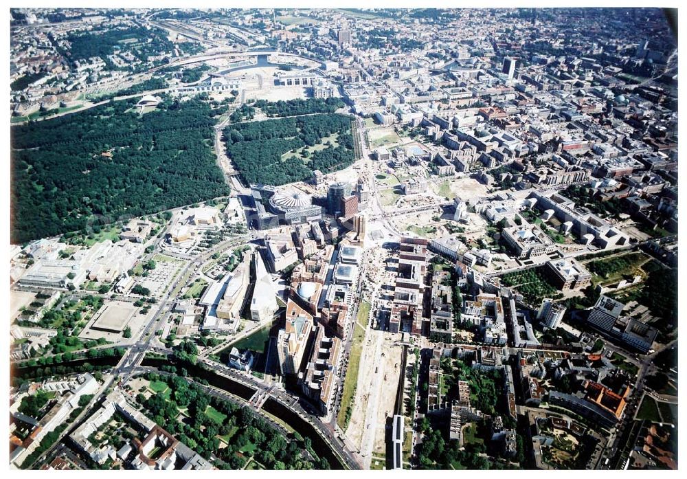 Berlin - Tiergarten from the bird's eye view: Verkehrsführung der DB / S-Bahn am Potsdamer Platz.