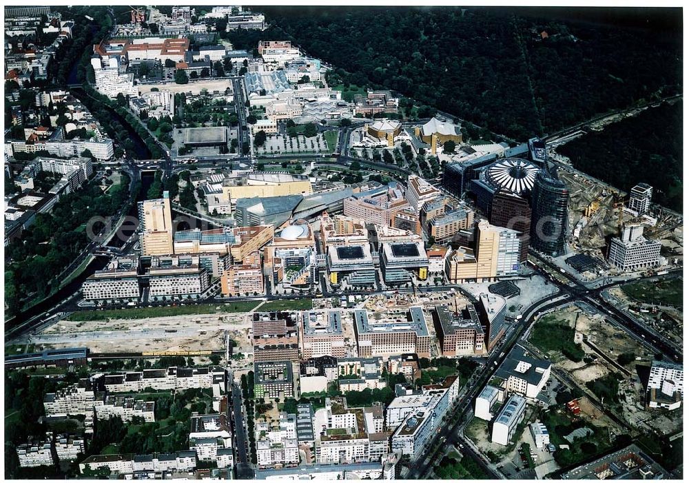 Berlin - Tiergarten from above - Verkehrsführung der DB / S-Bahn am Potsdamer Platz.