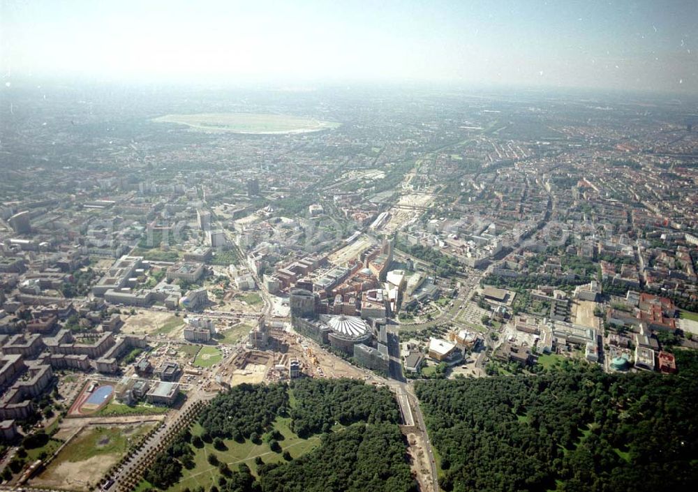 Berlin - Tiergarten from above - Verkehrsführung der DB / S-Bahn am Potsdamer Platz.