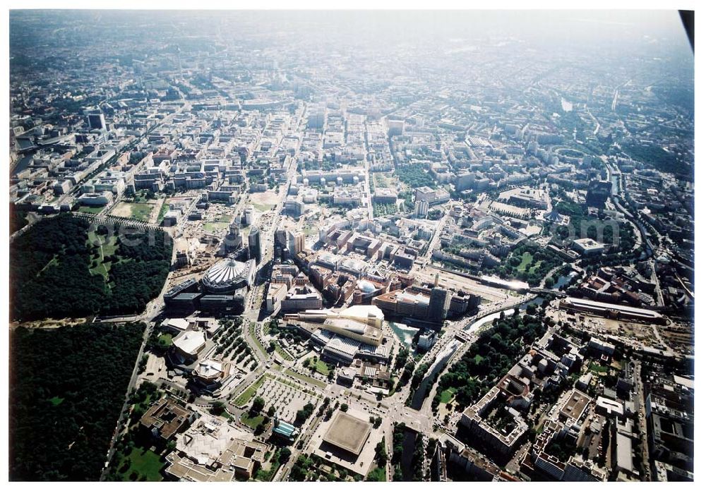 Berlin - Tiergarten from above - Verkehrsführung der DB / S-Bahn am Potsdamer Platz.