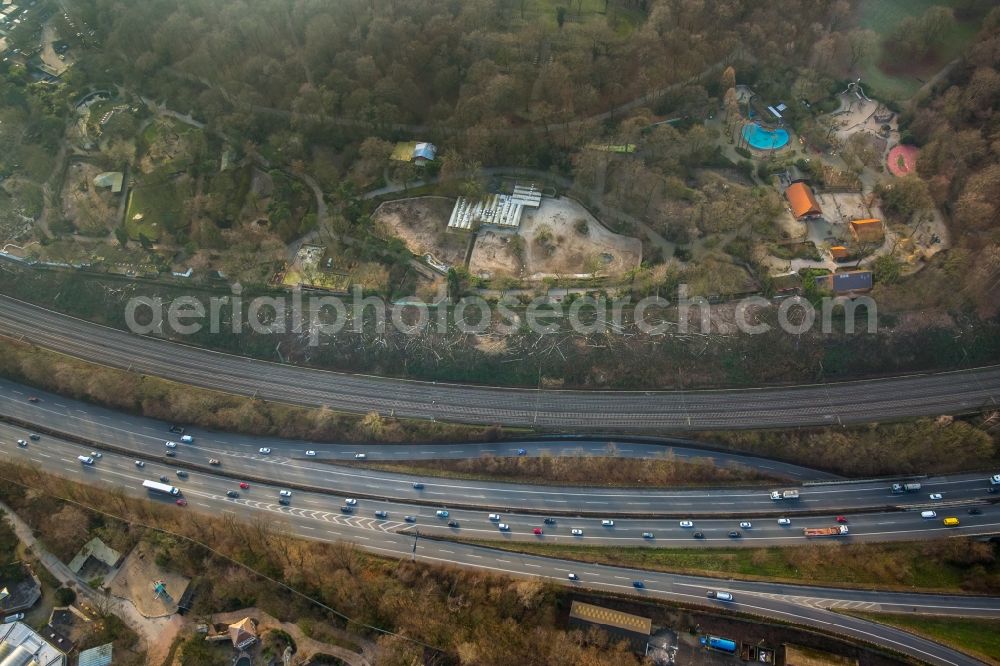 Duisburg from the bird's eye view: Traffic flow and construction works South of the intersection Kaiserberg along the motorway A3 in autumnal Duisburg in the state of North Rhine-Westphalia