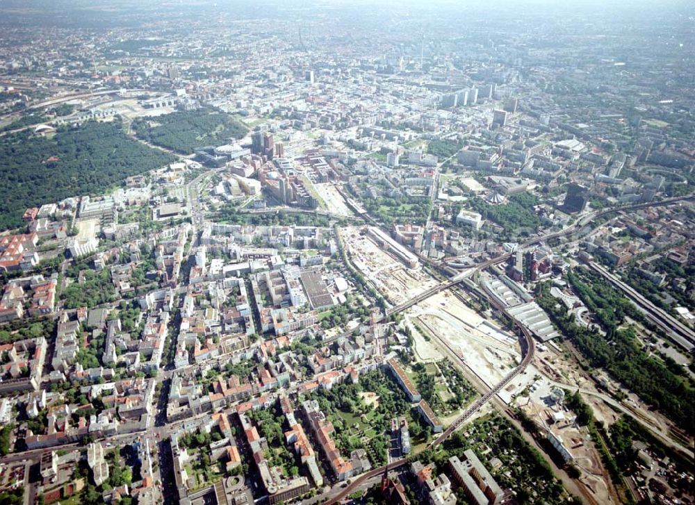 Berlin - Tiergarten from the bird's eye view: Verkehrsführung und Baustellenfläche der DB / S-Bahn am Gleisdreieck zum Potsdamer Platz.