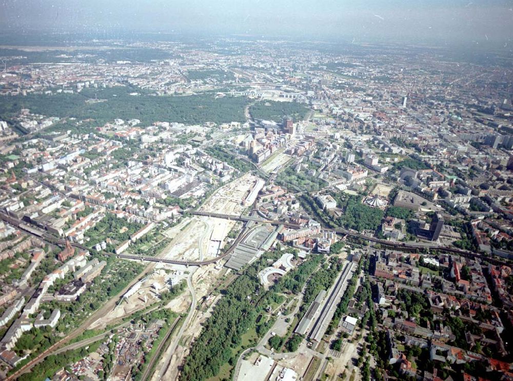 Berlin - Tiergarten from the bird's eye view: Verkehrsführung und Baustellenfläche der DB / S-Bahn am Gleisdreieck zum Potsdamer Platz.