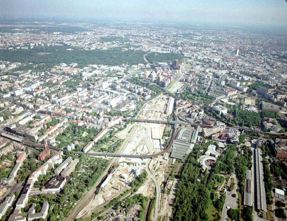 Aerial photograph Berlin - Tiergarten - Verkehrsführung und Baustellenfläche der DB / S-Bahn am Gleisdreieck zum Potsdamer Platz.