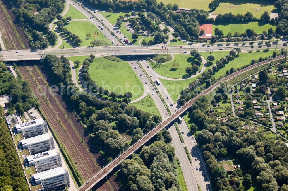 Aerial image Karlsruhe - Traffic flow at the intersection- motorway Suedtangente to A5 Karlsruhe Ettlingen vor dem Edeltrudtunnel in Karlsruhe in the state Baden-Wuerttemberg