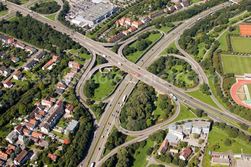 Aerial photograph Karlsruhe - Traffic flow at the intersection- motorway Suedtangente to A5 Karlsruhe Ettlingen vor dem Edeltrudtunnel in Karlsruhe in the state Baden-Wuerttemberg