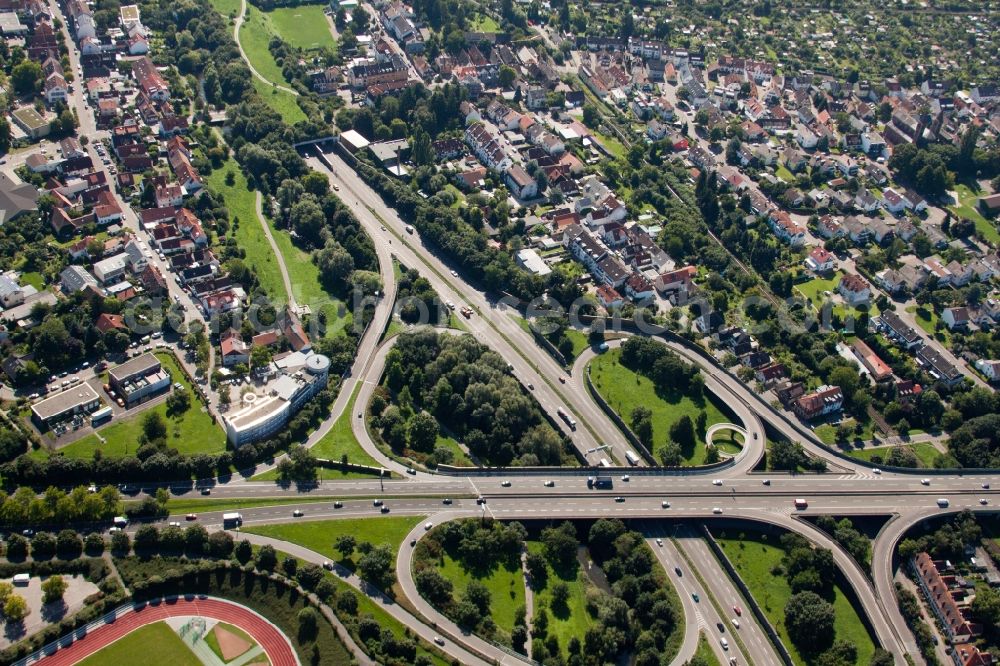 Karlsruhe from above - Traffic flow at the intersection- motorway Suedtangente to A5 Karlsruhe Ettlingen vor dem Edeltrudtunnel in Karlsruhe in the state Baden-Wuerttemberg