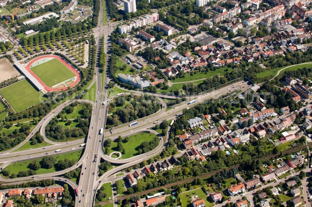 Karlsruhe from the bird's eye view: Traffic flow at the intersection- motorway Suedtangente to A5 Karlsruhe Ettlingen vor dem Edeltrudtunnel in Karlsruhe in the state Baden-Wuerttemberg