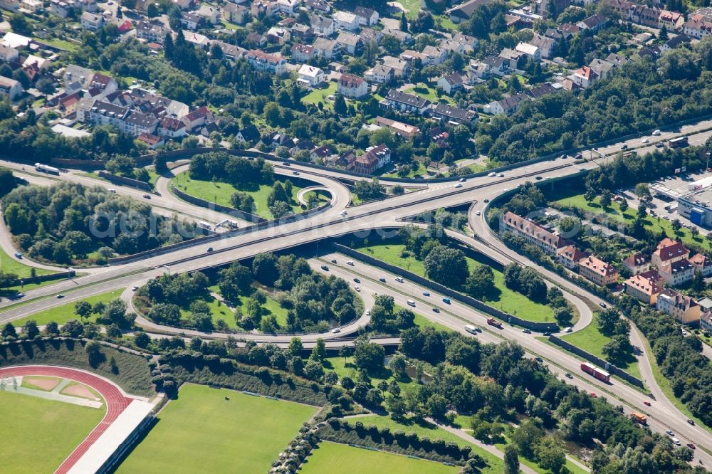 Aerial image Karlsruhe - Traffic flow at the intersection- motorway Suedtangente to A5 Karlsruhe Ettlingen vor dem Edeltrudtunnel in Karlsruhe in the state Baden-Wuerttemberg