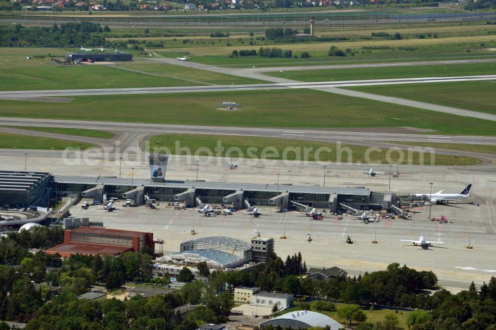 Aerial image Warschau - View of terminals and start and runway of the international commercial airport Warsaw Chopin Airport (IATA: WAW, ICAO: EPWA; Polish Lotnisko Chopina w Warszawie) in Poland