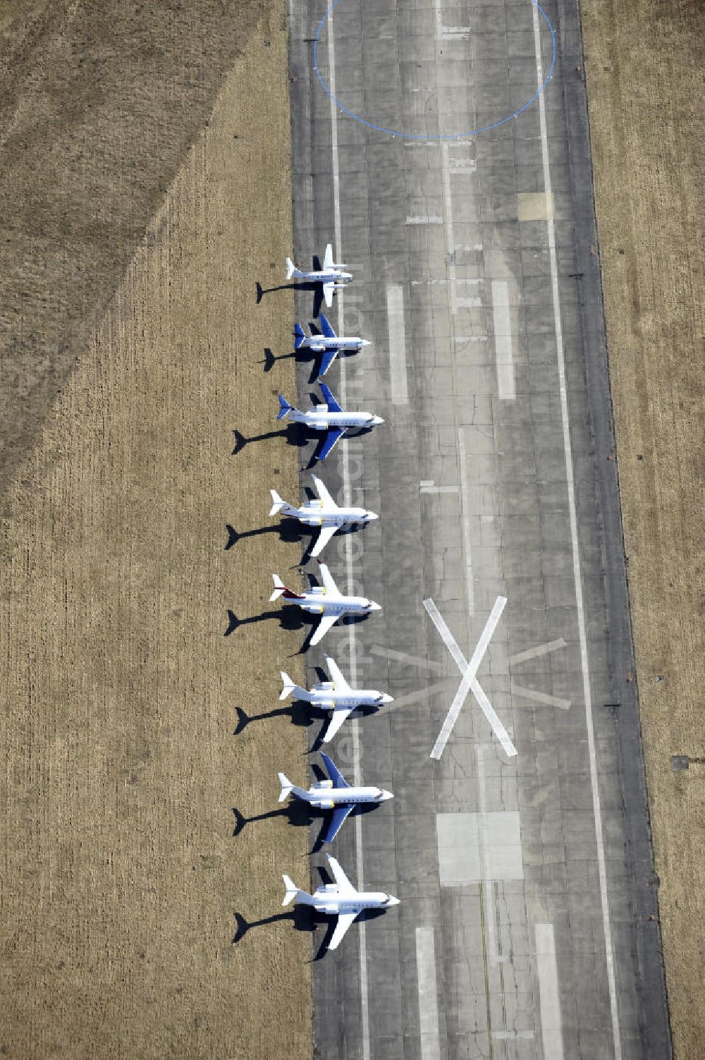 Schönefeld from above - Blick auf abgestellte Verkehrsflugzeuge und Jets der Allgemeinen Luftfahrt auf dem Reststreifen der alten Start- und Landebahn des bisherigen aktiven Teils des Flughafen Berlin-Schönefeld. Parked aircraft and general aviation aircraft on the remaining strip of the old start and runway of the recent active part of the airport Berlin-Schoenefeld.